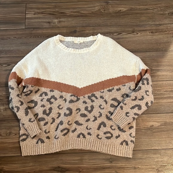Easel Leopard Boutique Sweater - Picture 2 of 4